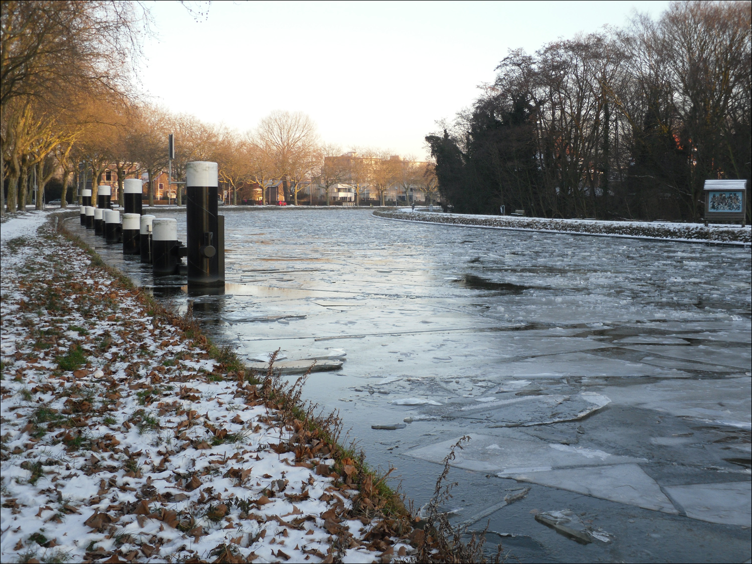 More frozen Delft canal