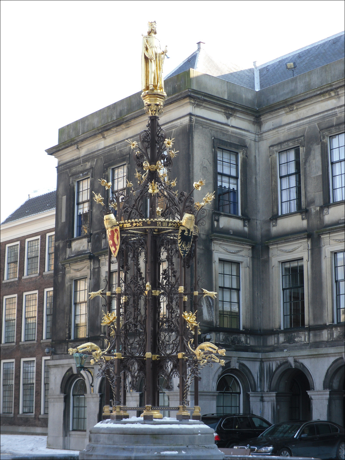 Hague-statue w/crests in Binnenhof courtyard