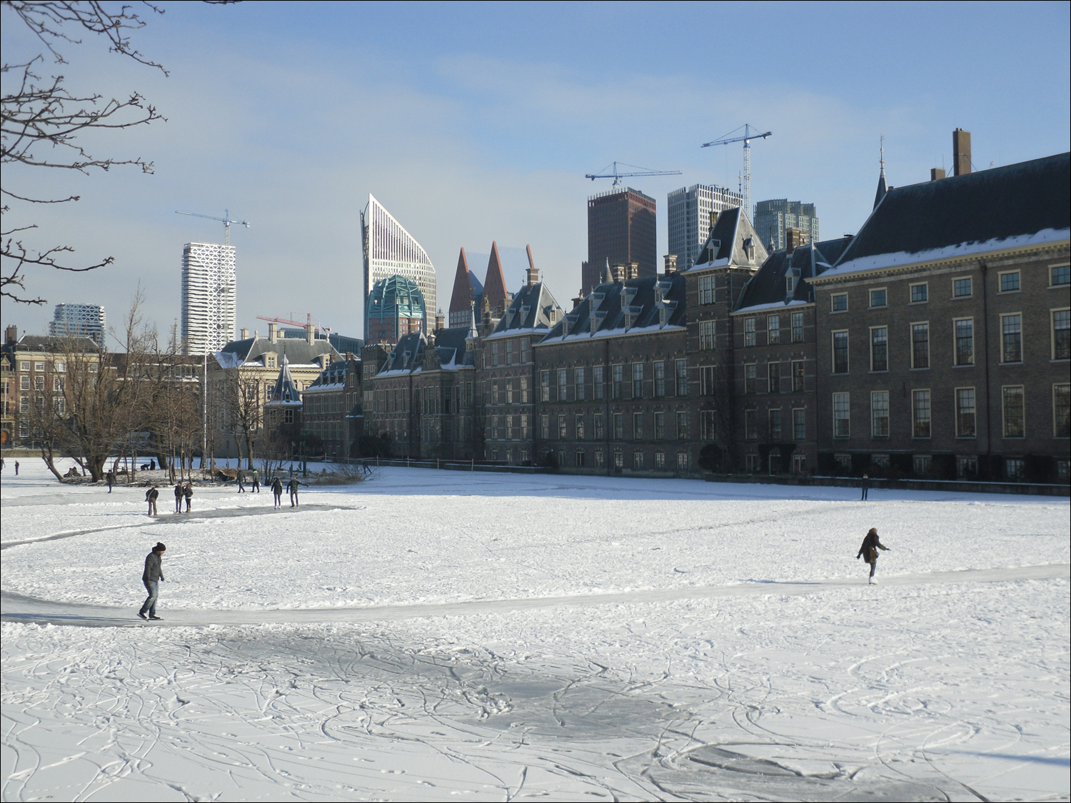 Hague-skaters on frozen lake next to Binnenhof